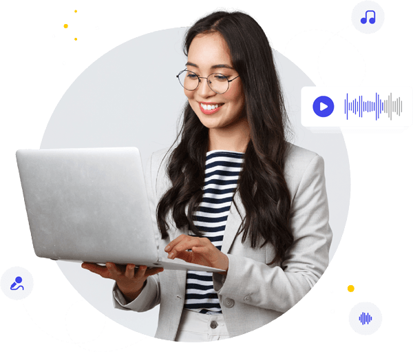 mulher sorrindo segurando um notebook enquanto ouve uma locução